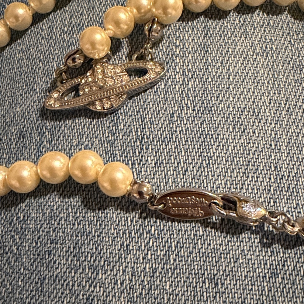Vivienne Westwood Cream Pearl Chocker with Silver Pendant Orb - Picture 7 of 8